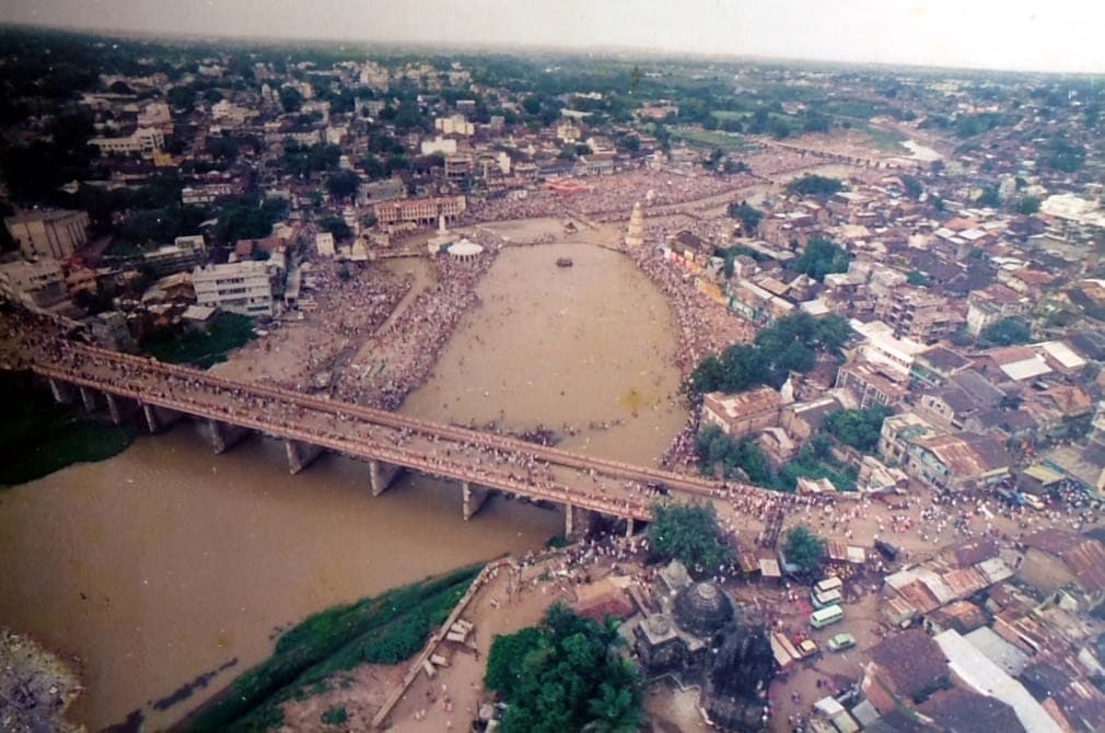Aerial view of Nashik and the Godavari during the 1989 Kumbh Mela